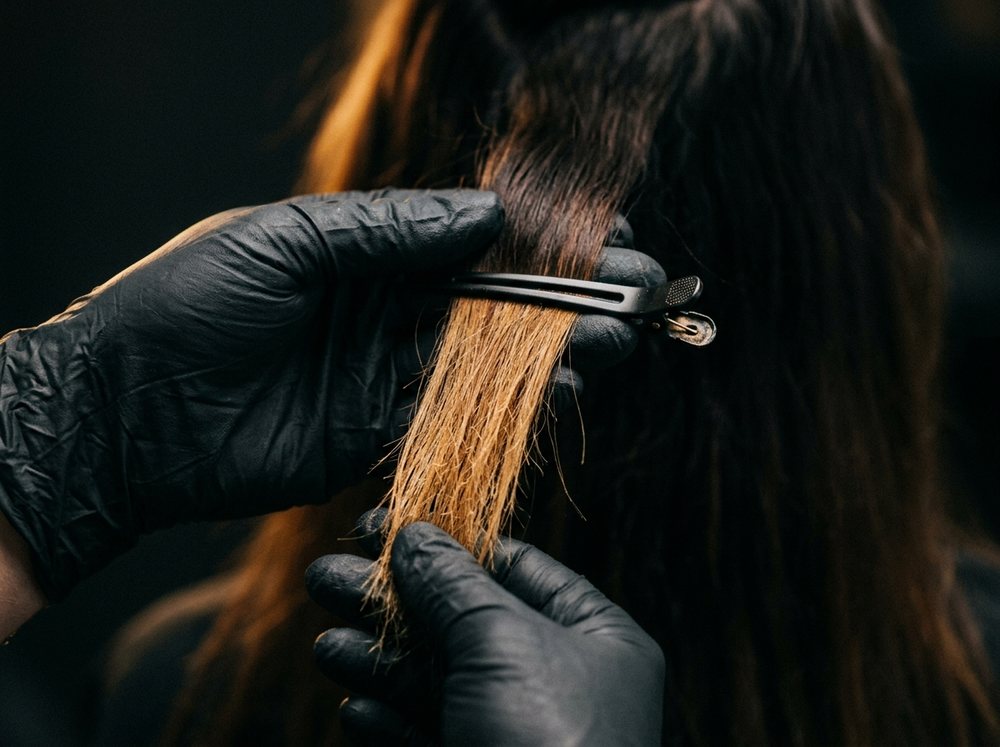 Teste de mecha em um cabelo fino e frágil com histórico de descoloração